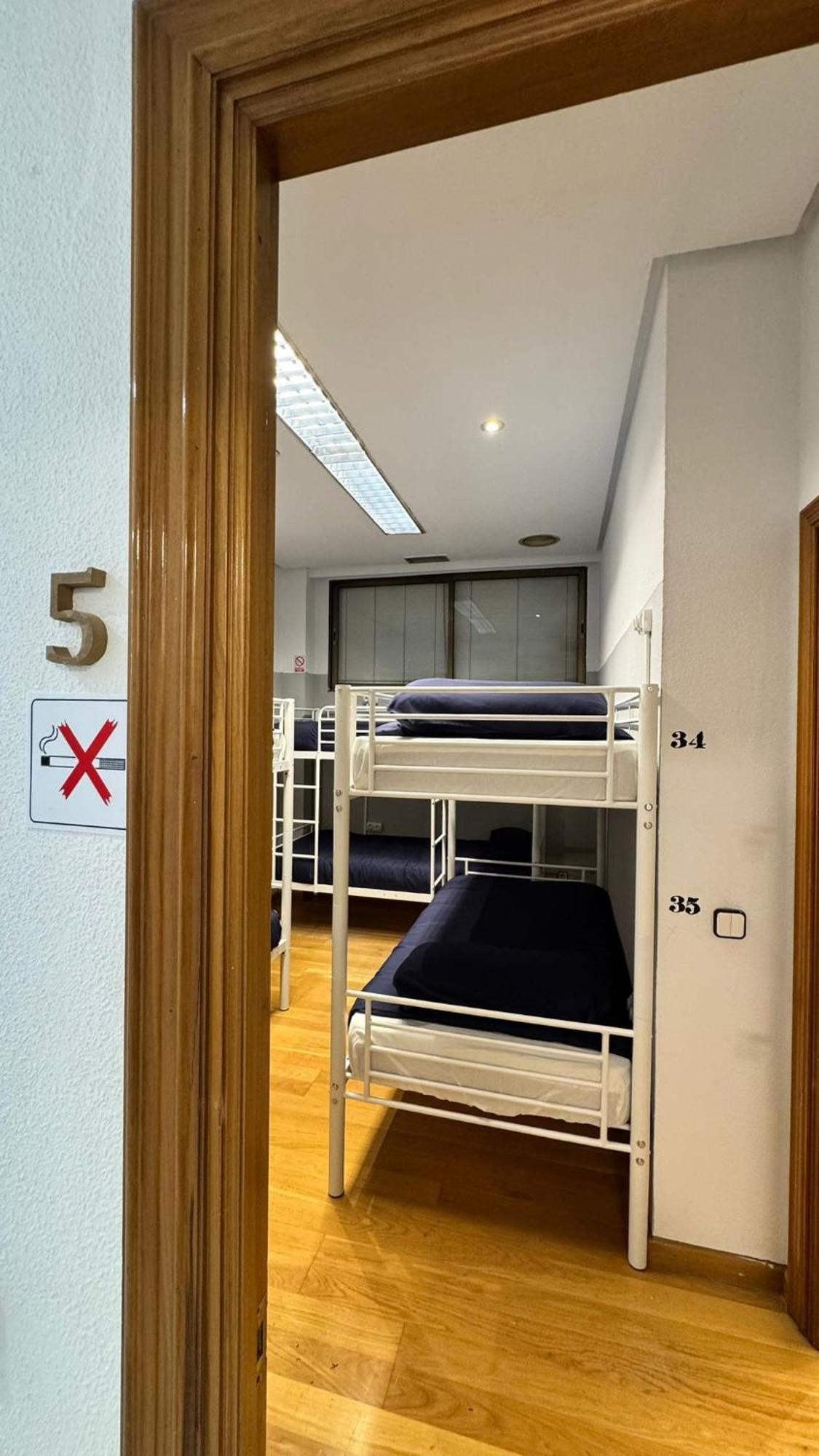 Hostel Puerta Del Angel Madrid Exterior foto